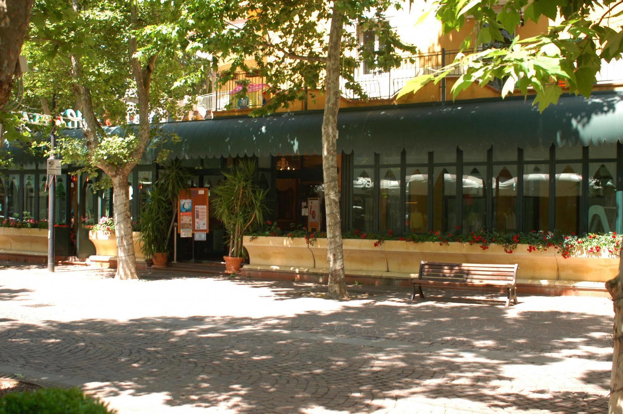Hotel Dei Platani Rimini Buitenkant foto